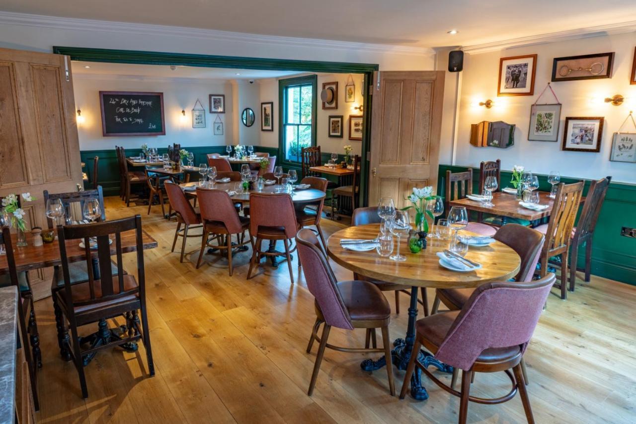 Albert Arms Esher Buitenkant foto