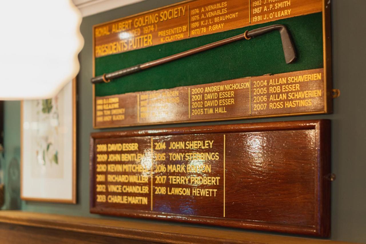 Albert Arms Esher Buitenkant foto