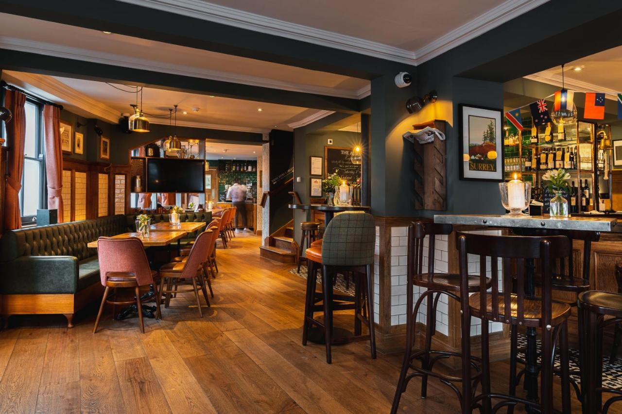 Albert Arms Esher Buitenkant foto