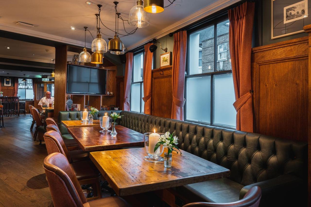 Albert Arms Esher Buitenkant foto