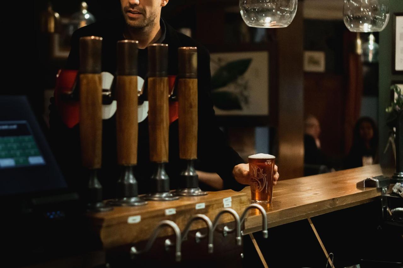 Albert Arms Esher Buitenkant foto