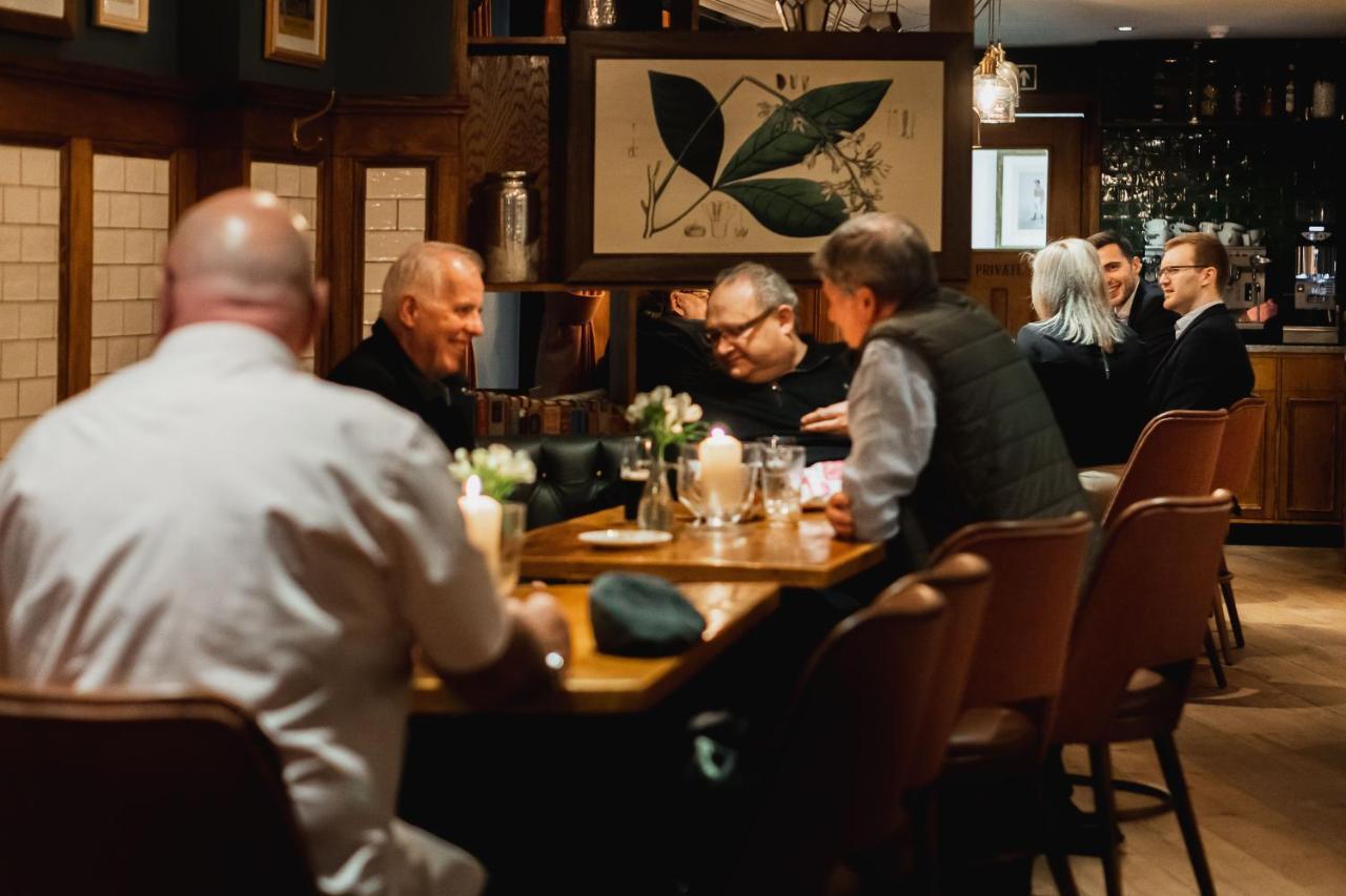 Albert Arms Esher Buitenkant foto