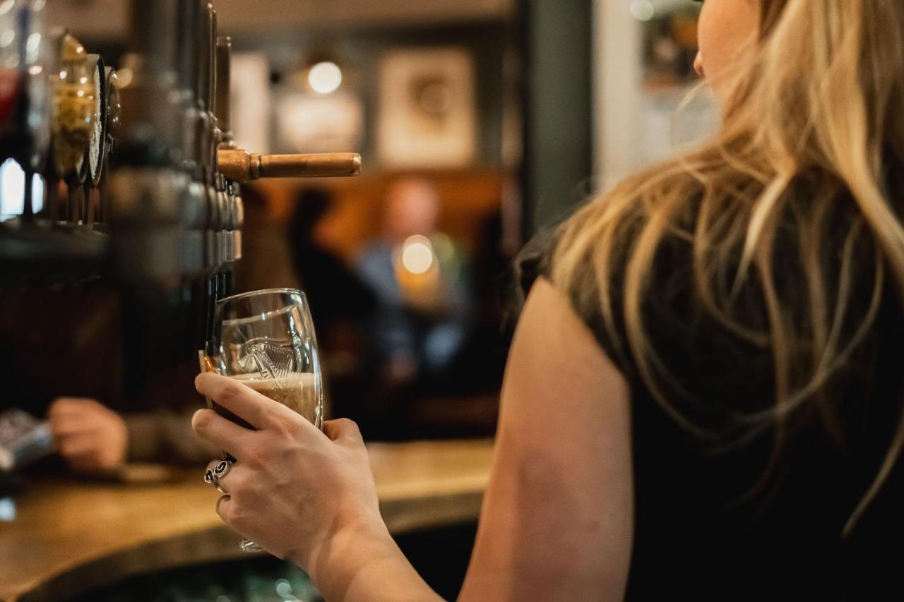 Albert Arms Esher Buitenkant foto
