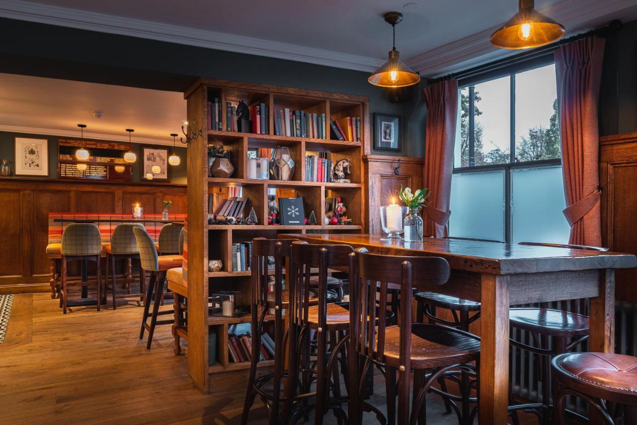 Albert Arms Esher Buitenkant foto